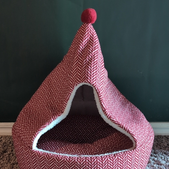 Vibrant Cozy Red and Cream Pet Bedding - Picture 7 of 7